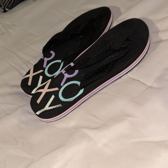New Roxy Flip Flops - Picture 2 of 3